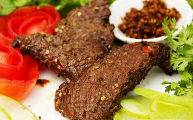 Phở hai tô, bò một nắng chấm muối kiến vàng hút khách ở phố núi Pleiku