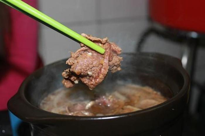 Ngoài món thịt nai khô, thịt nai ở đây còn được chế biến thành nhiều món ăn đặc biệt khác như nai nhúng giấm