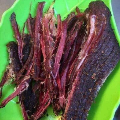 Xé thịt trau gác bếp thành từng thớ dọc