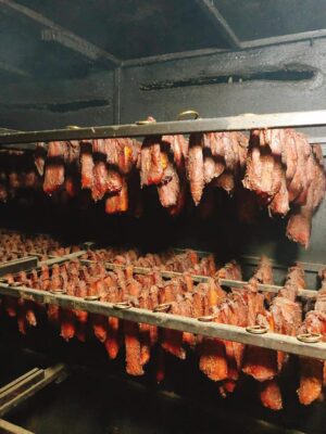 thịt xông khói trên giàn bếp