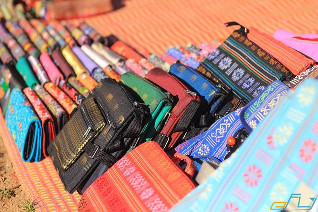 Thổ cẩm là món quà lưu niệm ý nghĩa được nhiều du khách lựa chọn khi đến Kon Tum