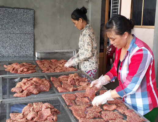 Chuẩn bị phơi thịt bò sau khi tẩm ướp