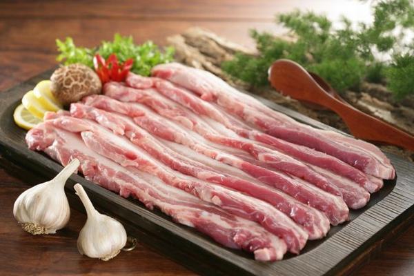 Thịt heo mạnh khỏe được màu sắc hồng tươi tỉnh, không tồn tại hương thơm.