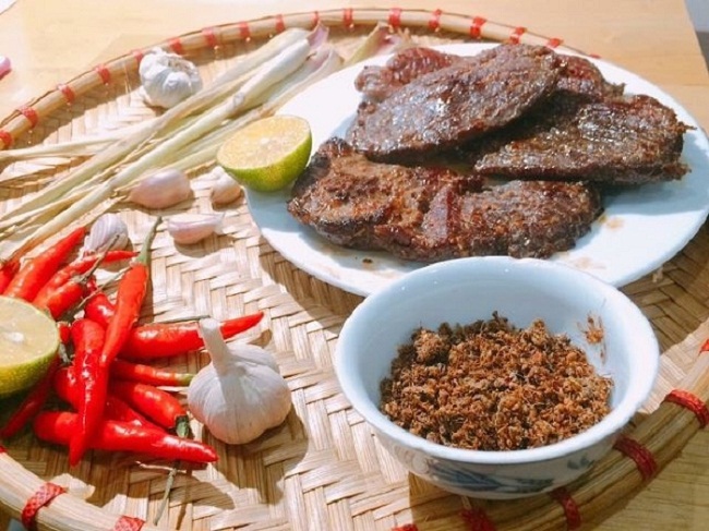 Muối kiến lá é được sử dụng để ăn kèm với bò một nắng - đặc sản Tây Nguyên