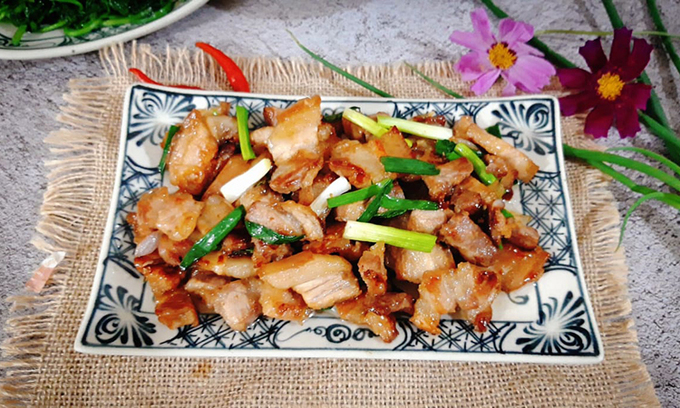 Thịt rang cháy cạnh là một trong những món mặn rất đỗi quen thuộc lại thơm ngon, đậm vị trong mâm cơm nhiều gia đình Việt. Ảnh: Bùi Thủy.