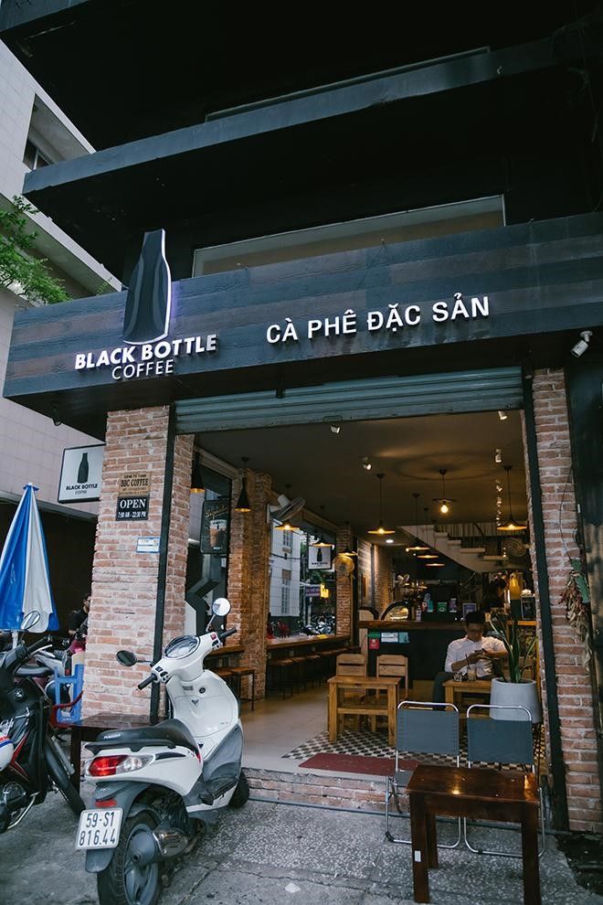 Chuỗi cafe đặc sản - Black Bottle Coffee trước hết gây ấn tượng mạnh với tông màu thương hiệu chủ đạo là màu đen, như một ly cà phê đậm đặc đúng nghĩa.