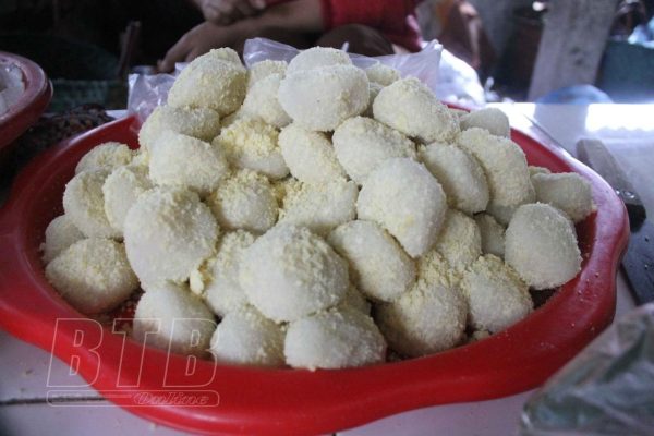 Chợ làng nổi tiếng đất Thái Bình, đi ngang qua thơm nức mùi bánh quê, chợt thèm cồn cào, vào ăn càng thèm hơn