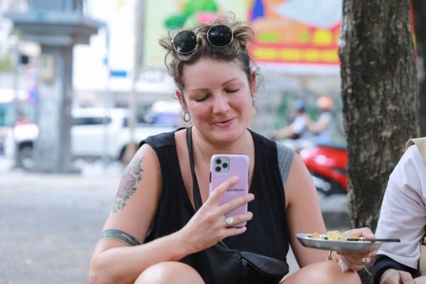 Khách Tây xếp hàng chờ ăn món gỏi khô bò ở vỉa hè TPHCM