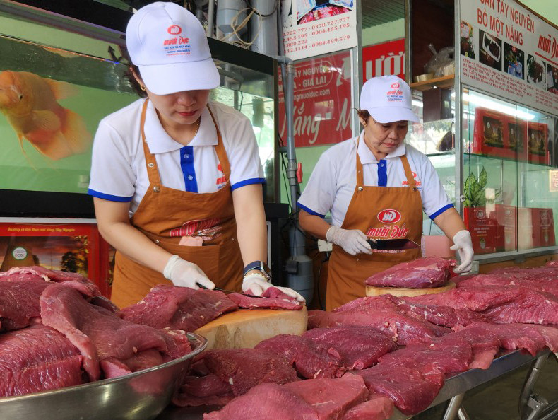 Thịt bò một nắng Krông Pa chiếm lĩnh thị trường 2 Những phần thịt ngon nhất của con bò như đùi, bắp được sử dụng để làm ra sản phẩm bò một nắng. Ảnh: Ngọc Sang