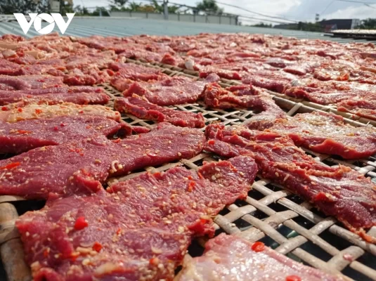 sau khi tam uop thit bo se duoc dem phoi khoang 3 gio dong ho